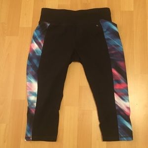 Danskin Now Fitted Crop Capri Leggings